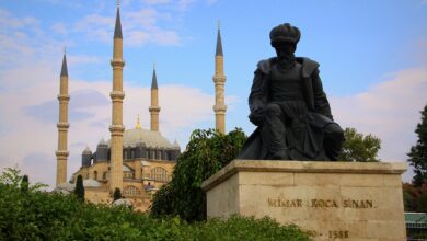 Selimiye Camii ve Mimar Sinan Heykeli