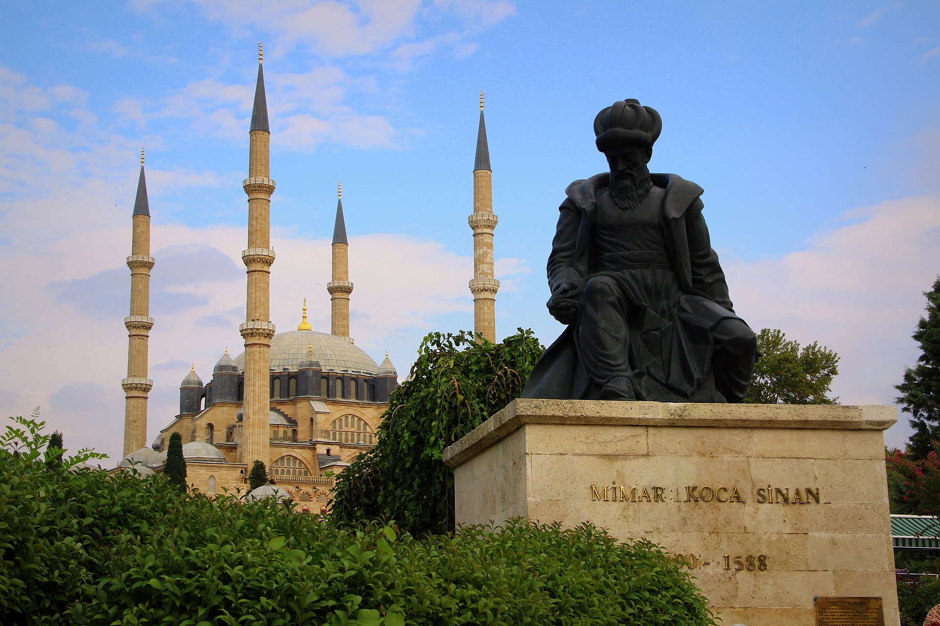 Selimiye Camii ve Mimar Sinan Heykeli