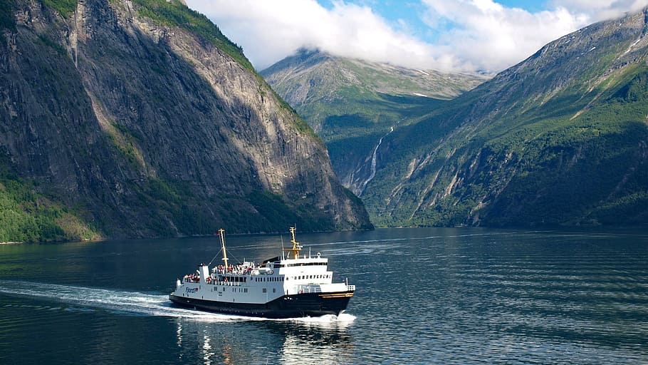 Geirangerfjord Fiyordundan geçen feribot