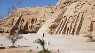 II. Ramses'in Büyük Tapınağı (solda) ve Hathor ve Nefertari'nin Küçük Tapınağı (sağda).