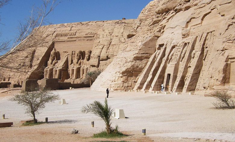 II. Ramses'in Büyük Tapınağı (solda) ve Hathor ve Nefertari'nin Küçük Tapınağı (sağda).