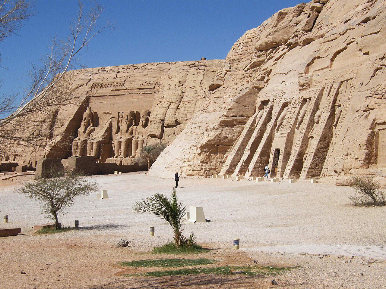 II. Ramses'in Büyük Tapınağı (solda) ve Hathor ve Nefertari'nin Küçük Tapınağı (sağda).