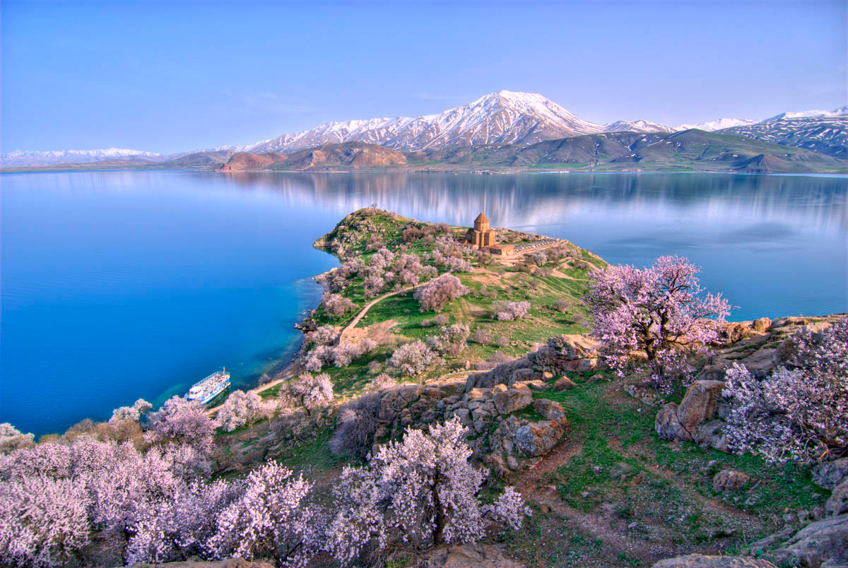 Ermeni Katedrali, Van Gölü
